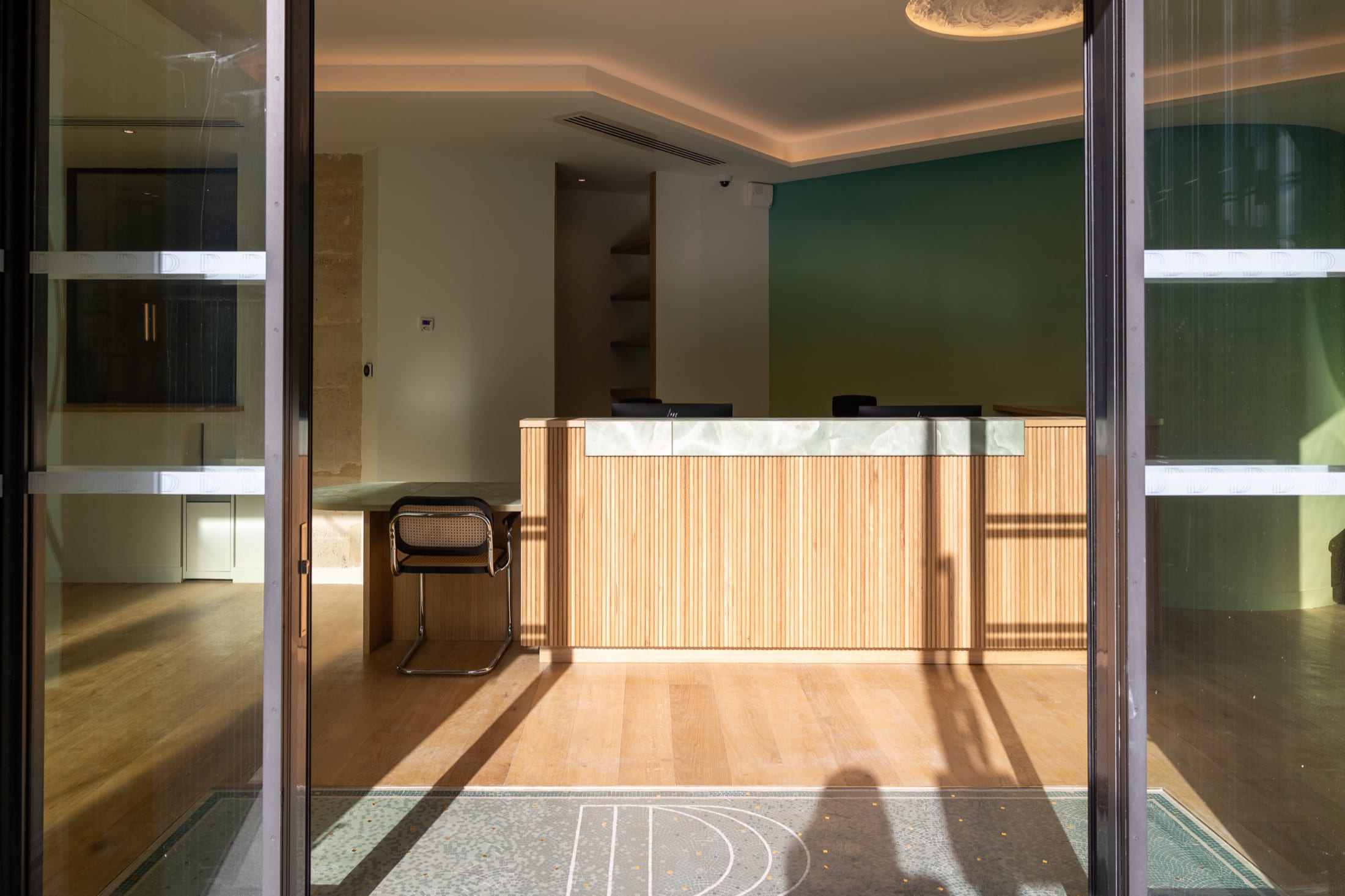 Banquette du centre baignée de lumière